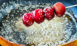 怎样做冰糖葫芦的视频,甜蜜童年回忆，简单易学制作步骤