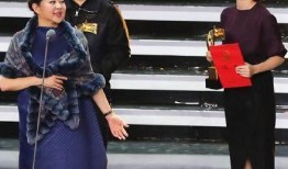 董卿07年主持救场视频,临危不惧，展现专业素养